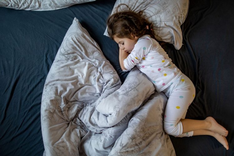 علت پا کوبیدن کودکان در خواب + درمان