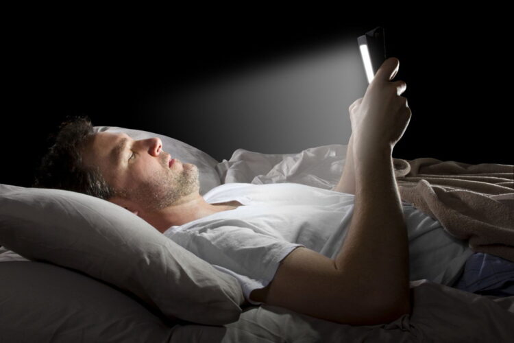 چگونه نور آبی بر خواب تأثیر می گذارد