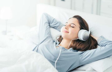تاثیر موسیقی بر خواب؛ فواید و چه موسیقی مناسب است