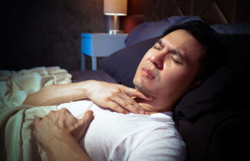 رابطه رفلاکس معده و بی خوابی؛ عوامل تشدید و درمان ها