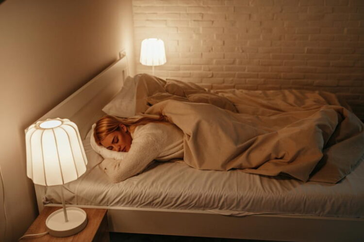 خوابیدن با چراغ روشن چه عوارض و فوایدی دارد