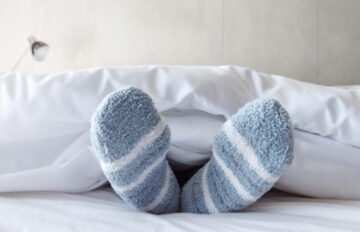 فواید و مضرات خوابیدن با جوراب به صورت کامل