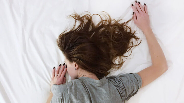 خوابیدن با موهای خیس؛ عوارض و چگونه با آن بخوابیم
